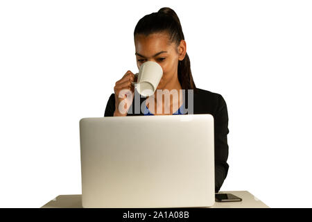 Junge Geschäftsfrau Kaffee trinken und Arbeiten auf Ihrem Laptop Stockfoto