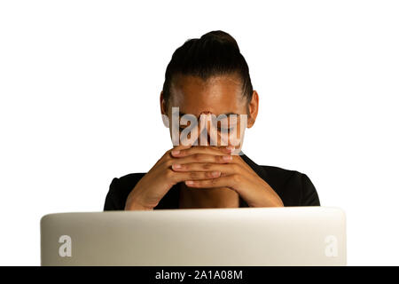 Junge Geschäftsfrau berühren ihren Kopf und mit einem Laptop Stockfoto