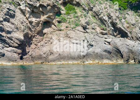 Nahaufnahme von einem Abgrund am Meer Stockfoto