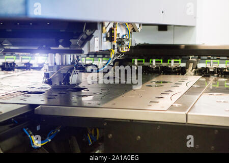 Roboter für das Stempeln Metall Produkte während der Arbeit. Moderne automatisierte Fabrik Stockfoto