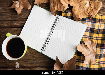 Herbst flach mit Kürbissen Stockfoto