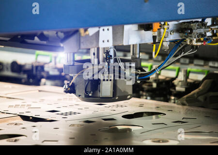 Roboter für das Stempeln Metall Produkte während der Arbeit. Moderne automatisierte Fabrik Stockfoto