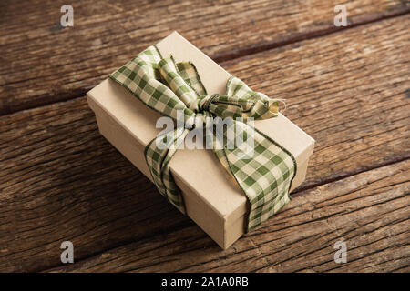 Einfach verpackte Geschenk auf hölzernen Tisch Stockfoto