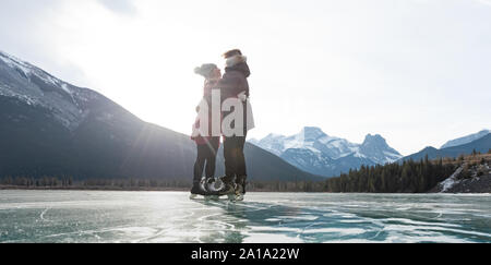 Romantisches Paar stehend in verschneiter Landschaft Stockfoto