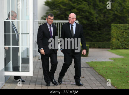 Gardasee Kommissar zeichnete Harris (Mitte), Justizminister der Republik Irland Charlie Flanagan (rechts) und Chief Constable der PSNI Simon Byrne, besuchen die grenzübergreifende Konferenz über die organisierte Kriminalität an der Slieve Russell Hotel, Co Cavan. Stockfoto