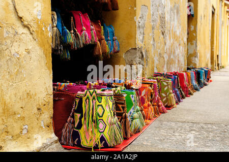 Straße mit hand Stall - Souvenirs aus Cartageny, Kolumbien Stockfoto