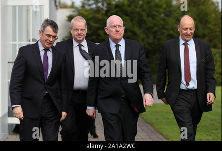 Gardasee Kommissar zeichnete Harris (links), Chief Constable der PSNI Simon Byrne (Zweite links) und Justizminister der Republik Irland Charlie Flanagan und Staatssekretär im Ministerium für Justiz Nordirland Peter Mai (rechts), an der die grenzübergreifende Konferenz über die organisierte Kriminalität auf die Slieve Russel Hotel, Co Cavan. Stockfoto