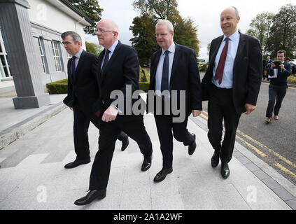 Gardasee Kommissar zeichnete Harris (links), Justizminister der Republik Irland Charlie Flanagan (Zweite links) und Polizeichef der PSNI Simon Byrne und Staatssekretär im Ministerium für Justiz Nordirland Peter Mai (rechts), an der die grenzübergreifende Konferenz über die organisierte Kriminalität auf die Slieve Russel Hotel, Co Cavan. Stockfoto