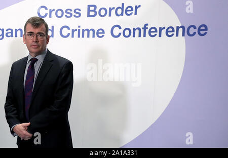 Gardasee Kommissar zeichnete Harris spricht zu den Medien während der grenzübergreifende Konferenz über die organisierte Kriminalität an der Slieve Russell Hotel, Co Cavan.