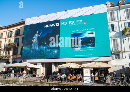 Mailand, Italien: Riesige Werbung Plakat für die Förderung des P30 und P30 Plus, die neuen Smartphones von Huawei, im Stadtteil Navigli Stockfoto