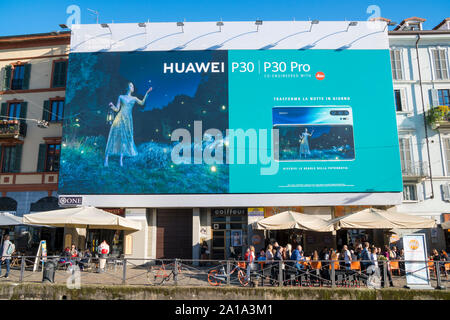 Mailand, Italien: Riesige Werbung Plakat für die Förderung des P30 und P30 Plus, die neuen Smartphones von Huawei, im Stadtteil Navigli Stockfoto