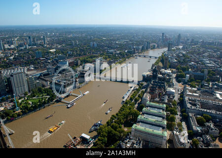 London Eye auf der Themse aus der Luft. Stockfoto