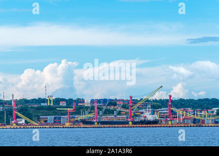 Container Terminal in der Nähe von Manaus, Rio Solimoes, Amazonas, Amazonas, Brasilien, Lateinamerika Stockfoto