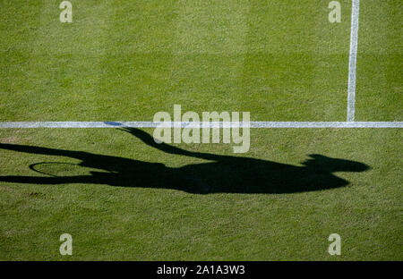 Andy Murray Großbritannien Bouncing Ball auf Grundlinie bei der Vorbereitung gegen Stan Wawrinka in der Schweiz zu dienen. Natur Tal Internatio Stockfoto