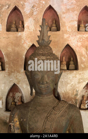 Bouddha et paires de Statuen dans le Nischen. Mwst. Sisakhet. 1819. Ventiane. Laos. /Buddha und Paare von kleinen Buddha Statuen. Teil einer Sammlung von Stockfoto