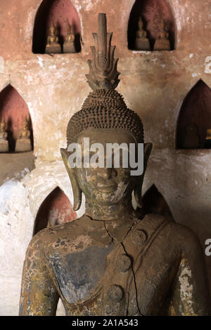 Bouddha et paires de Statuen dans le Nischen. Mwst. Sisakhet. 1819. Ventiane. Laos. /Buddha und Paare von kleinen Buddha Statuen. Teil einer Sammlung von Stockfoto