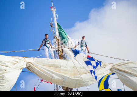 Las Palmas, Gran Canaria, Kanarische Inseln, Spanien. 25. September, 2019. Segler klettern die Takelage auf mexikanische Marine cadet Schulschiff, Cuauhtémoc, als einer der größten Windjammer der Welt fährt für Mexiko von Gran Canaria, der letzte Stopp auf einer 250-tägige von Nordamerika und Europa. Credit: Alan Dawson News/Alamy leben Nachrichten Stockfoto