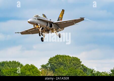 FA18-C Legacy Hornet mit Tiger Tail Kunst kommen in der endgültigen Ansatz an RAF Fairford zu landen Stockfoto