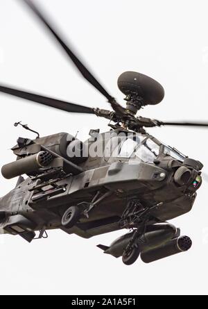 Nahaufnahme, Porträt einer Boeing AH 64 Apache Longbow gunship Hubschrauber im Flug Stockfoto