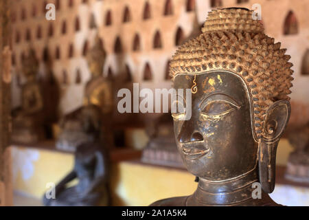 Bouddha. Cloître. Mwst. Sisakhet. 1819. Ventiane. Laos. /Buddha und Paare von kleinen Buddha Statuen. Teil einer Sammlung von ca. 2000 Keramik. Stockfoto