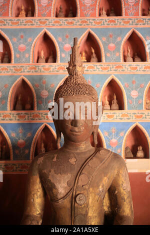 Bouddha et paires de Statuen dans le Nischen. Mwst. Sisakhet. 1819. Ventiane. Laos. /Buddha und Paare von kleinen Buddha Statuen. Teil einer Sammlung von Stockfoto