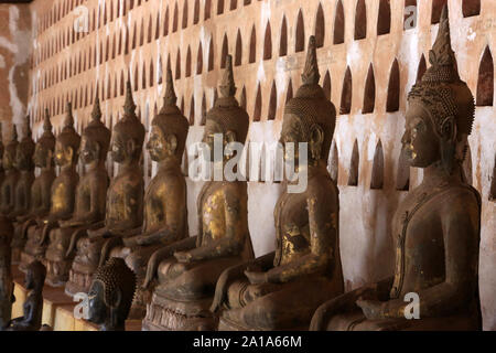 Bouddha. Cloître. Mwst. Sisakhet. 1819. Ventiane. Laos. /Buddha und Paare von kleinen Buddha Statuen. Teil einer Sammlung von ca. 2000 Keramik. Stockfoto