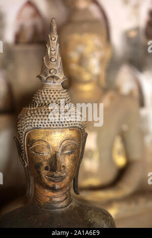 Bouddha. Cloître. Mwst. Sisakhet. 1819. Ventiane. Laos. /Buddha und Paare von kleinen Buddha Statuen. Teil einer Sammlung von ca. 2000 Keramik. Stockfoto