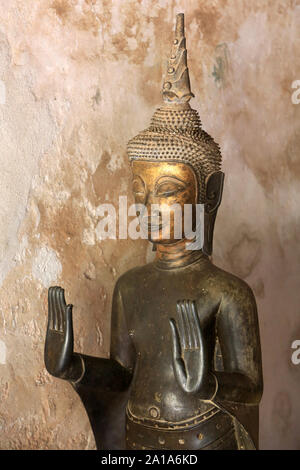 Bouddha. Cloître. Mwst. Sisakhet. 1819. Ventiane. Laos. /Buddha und Paare von kleinen Buddha Statuen. Teil einer Sammlung von ca. 2000 Keramik. Stockfoto