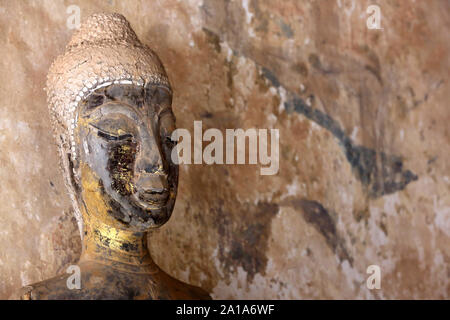 Bouddha. Cloître. Mwst. Sisakhet. 1819. Ventiane. Laos. /Buddha und Paare von kleinen Buddha Statuen. Teil einer Sammlung von ca. 2000 Keramik. Stockfoto