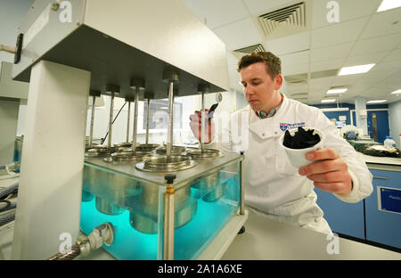 Auf 0001 Donnerstag, 26. September Newcastle University PHD-student Max Kelly, 24, unter Embargo am Benton Proctor & Gamble Website in Newcastle, fügt Segmente des Materials zu einem Labor kontrolliert 'Mini' Waschmaschinen die Freigabe von Mikrofasern in verschiedenen Reinigungszyklen zu messen. Stockfoto