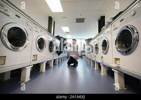 Auf 0001 Donnerstag, 26. September Newcastle University PHD-student Max Kelly, 24, unter Embargo am Benton Proctor & Gamble Website in Newcastle, fügt Kleidung zu einer Bank der Test Waschmaschinen während der Forschung in den verschiedenen Waschzyklen Release von Mikrofasern. Stockfoto