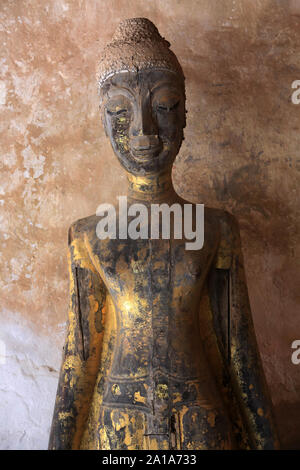 Bouddha. Cloître. Mwst. Sisakhet. 1819. Ventiane. Laos. /Buddha und Paare von kleinen Buddha Statuen. Teil einer Sammlung von ca. 2000 Keramik. Stockfoto