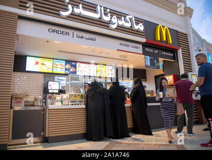 Doha, Katar. 24 Sep, 2019. Funktion, Kunden um an der McDonalds Restaurant im Villagio Einkaufszentrum in Doha/Katar, verschleierte Frauen, Schleier, am 25.09.2019. | Verwendung der weltweiten Kredit: dpa/Alamy leben Nachrichten Stockfoto