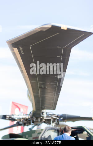 30. AUGUST 2019 Moskau, Russland: Draußen Ausstellung von Flugzeugen - ein Blade der militärischen Hubschrauber. Mitte der Schuß Stockfoto