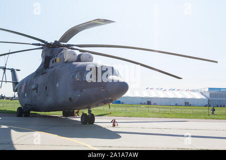 29. AUGUST 2019 Moskau, Russland: Draußen Ausstellung von militärischen Flugzeugen - eine militärische grau Hubschrauber. Mitte der Schuß Stockfoto