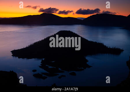 Wizard Island Dawn von Wächter übersehen, Crater Lake National Park, den Vulkan Legacy National Scenic Byway, Oregon Stockfoto