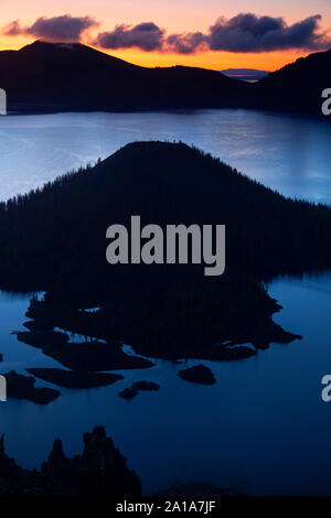 Wizard Island Dawn von Wächter übersehen, Crater Lake National Park, den Vulkan Legacy National Scenic Byway, Oregon Stockfoto