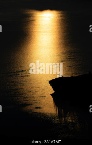 Wizard Island Silhouette von Wächter übersehen, Crater Lake National Park, den Vulkan Legacy National Scenic Byway, Oregon Stockfoto