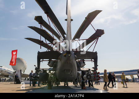 30. AUGUST 2019 Moskau, Russland: Draußen Ausstellung von Flugzeugen - eine militärische Hubschrauber - Rotorblätter demontiert. Mitte der Schuß Stockfoto