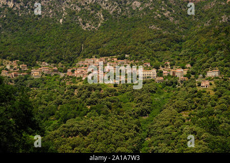 Ota-Dorf die grüne Berglandschaft von Capo d'Ota in der Ota/Porto Region, Corse-du-Sud, Korsika, Frankreich Stockfoto