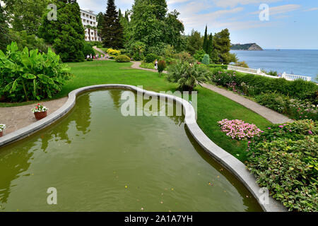 Partenit, Krim - 8. Juli. 2019. Ein Teich in Park Landschaft Kunst Aivazovskoe Stockfoto