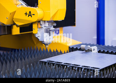 Automatische Maschine mit Roboterarm zum Schneiden von Metall. Smart Factory Stockfoto