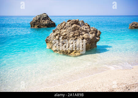 Megali Petra (Big Rock) Strand in Lefkas ionische Insel in Griechenland. Schöner Strand mit kristallklarem, türkisfarbenem Wasser. Stockfoto