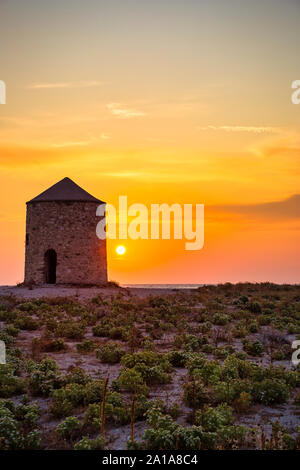 Schönen Sonnenuntergang in Agios Ioannis (Gyra) Strand, berühmt für alte Windmühlen und Wassersportarten wie Kitesurfen ist. Ionische Insel Lefkas in Griechenland. Stockfoto