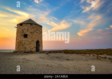 Schönen Sonnenuntergang in Agios Ioannis (Gyra) Strand, berühmt für alte Windmühlen und Wassersportarten wie Kitesurfen ist. Ionische Insel Lefkas in Griechenland. Stockfoto