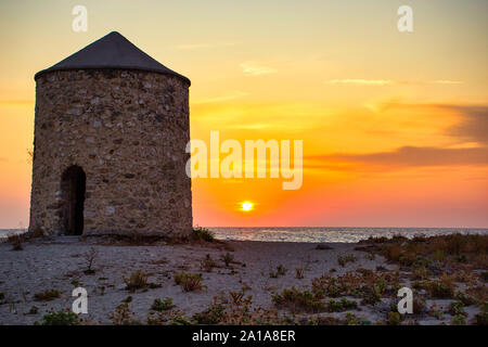 Schönen Sonnenuntergang in Agios Ioannis (Gyra) Strand, berühmt für alte Windmühlen und Wassersportarten wie Kitesurfen ist. Ionische Insel Lefkas in Griechenland. Stockfoto