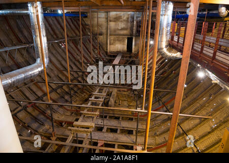 Im Inneren leeren unteren Teil des Rumpfes der SS Great Britain, Brunel Dampf Schiff im Trockendock - heute ein Museum Sehenswürdigkeit in Bristol. UK. (109) Stockfoto