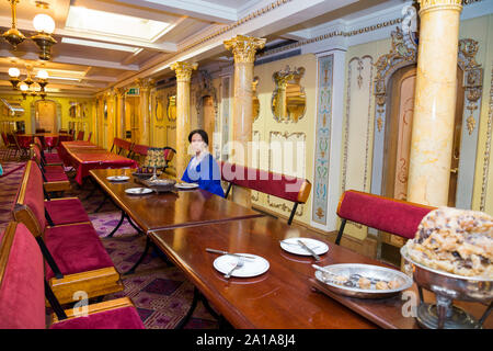 Mannequin Modell Abbildung in historischen Kostümen am langen Esstisch/Tische und Bänke für Pkw Essen/Essen im Restaurant der Limousine Deck sitzen an Bord der SS Great Britain. Die brunel Schiff ist jetzt ein Museum Sehenswürdigkeit in Bristol. Großbritannien (109) Stockfoto