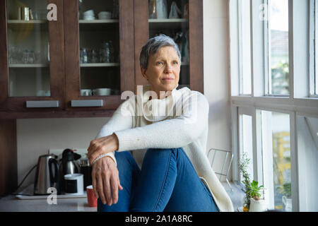 Reife Frau alleine zu Hause Stockfoto