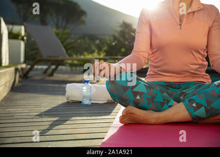 Reife Frau Training Yoga Stockfoto